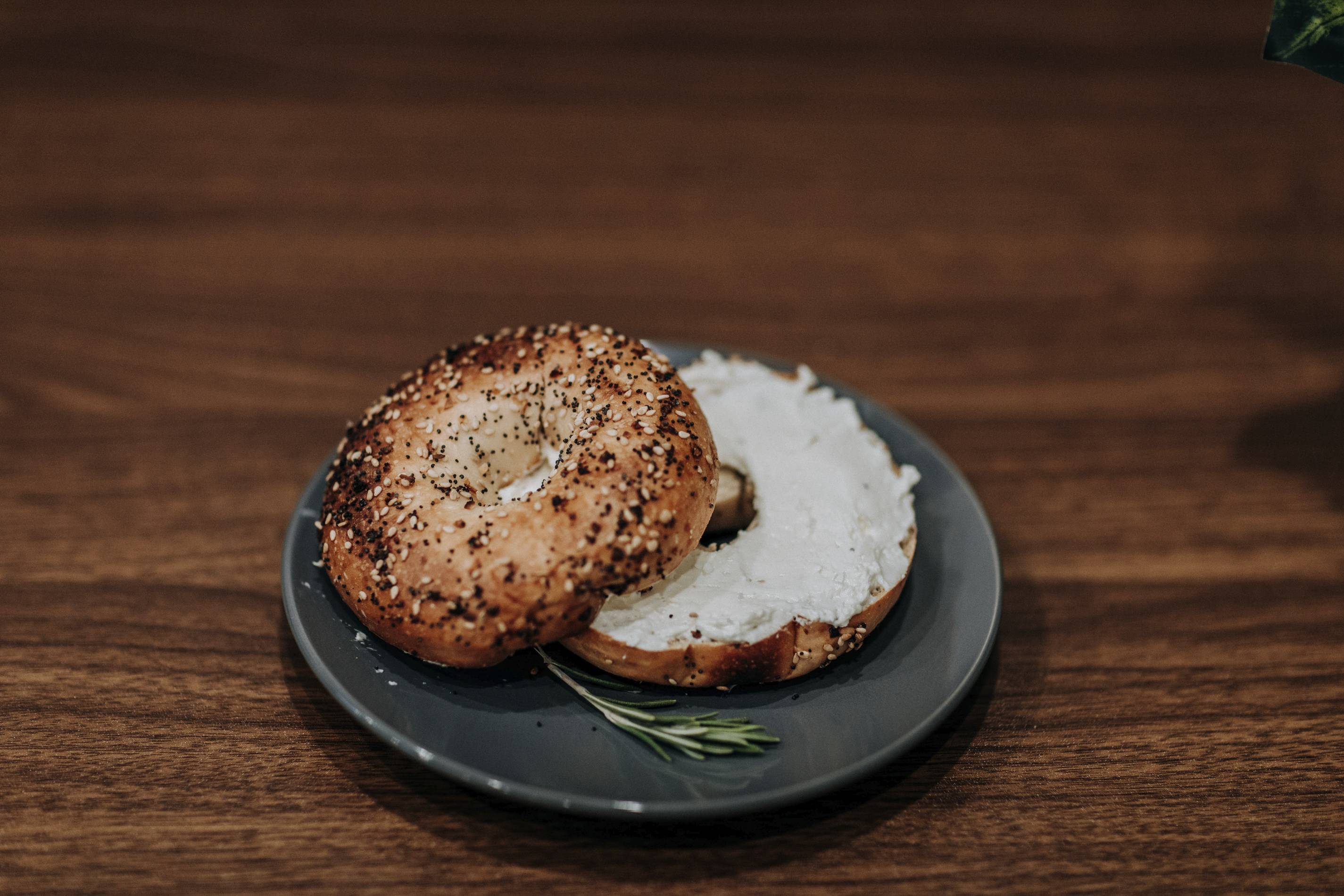 bagel on a plate 