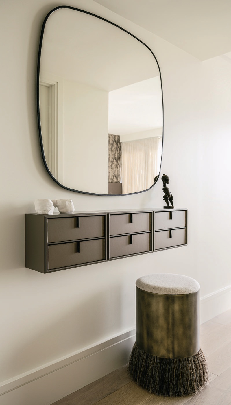A mirror from Emmanuel Gallina gives the owner’s suite even more dimension PHOTOGRAPHED BY CHRISTOPHER STARK