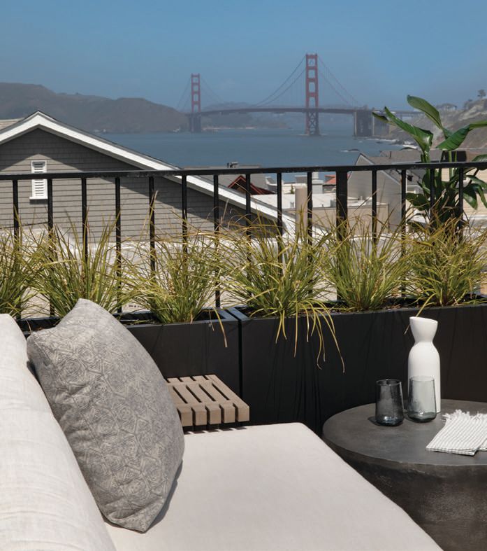 An airy roof deck boasts jaw-dropping views of the bay PHOTOGRAPHED BY BRAD KNIPSTEIN