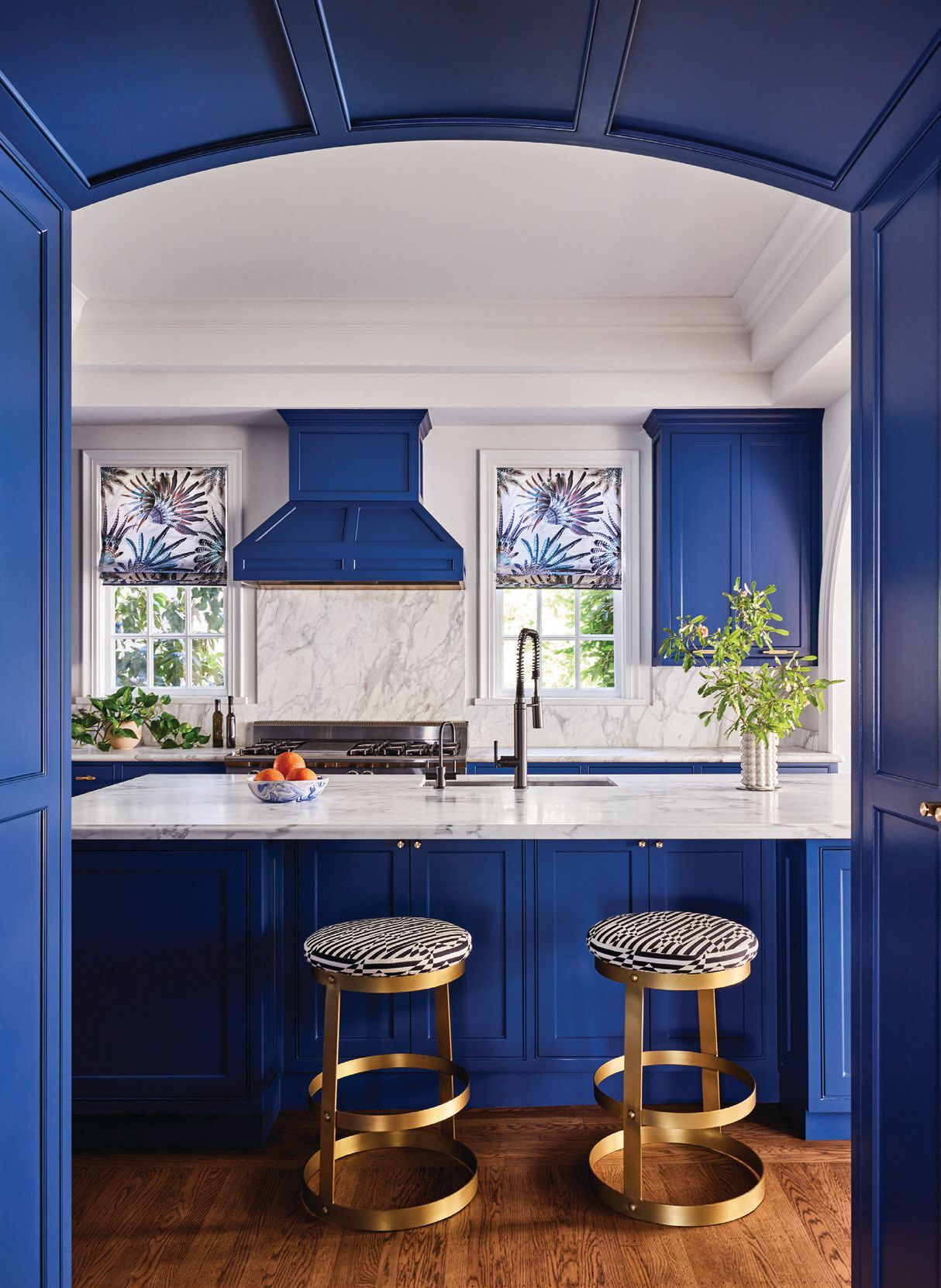 Cobalt blue defines the kitchen, which contrasts beautifully with the light-colored countertops. PHOTOGRAPHED BY NOE DEWITT