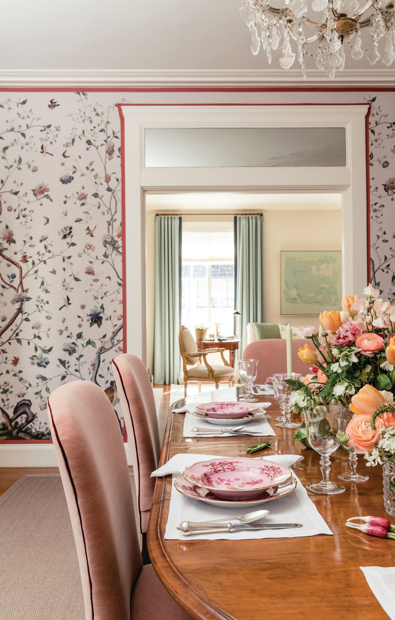 A Southern vibe graces the dining room, especially with Schumacher wallpaper. PHOTOGRAPHED BY STEPHANIE RUSSO