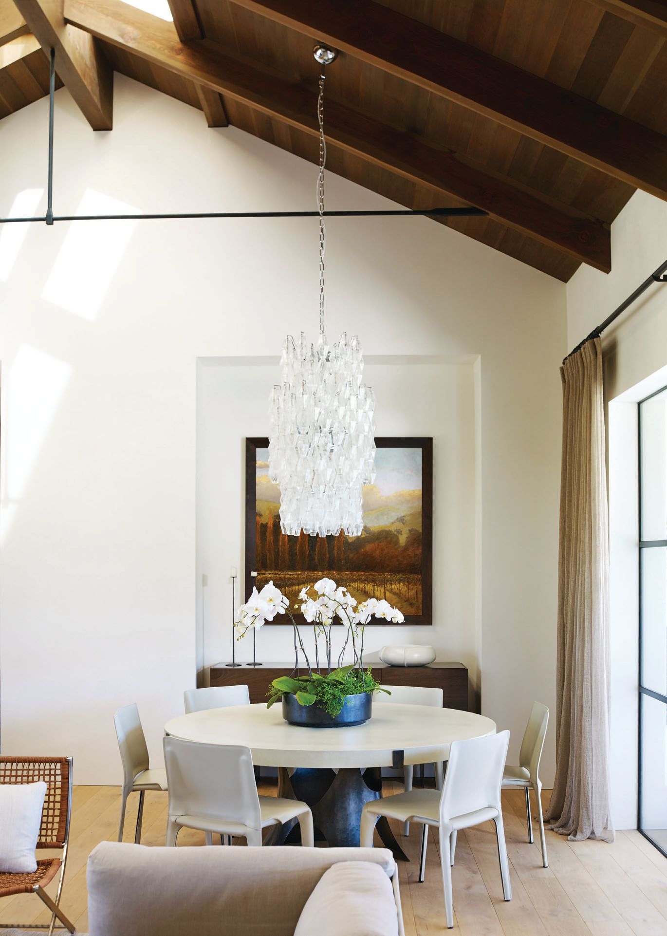 A statement Carlo Scarpa Poliedri chandelier, customized specifically for this project by Venini, sits pretty in the dining room. PHOTOGRAPHED BY JAMES CARRIERE